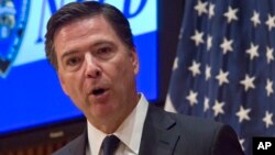 Direktur FBI, James Comey memberikan keterangan pers (foto; dok).