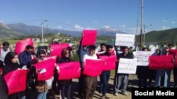  ناڕەزایەتی دەربڕینی چالاکوانانی سیڤیلی بەرامبەر بە توندوتیژی بۆ سەر ژنان لە شاری مەریوان.