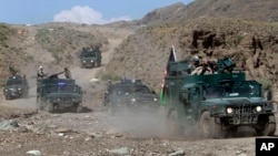 Afghan border policemen arrive to the border between Afghanistan and Pakistan in Jalalabad province east of Kabul, Afghanistan, May 9, 2013. Afghanistan has warned Pakistan against trying to force it to accept Durand Line as an international border.