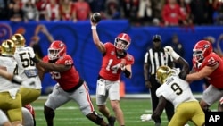 El mariscal de campo de Georgia, Gunner Stockton (14), lanza un pase durante la primera mitad contra Notre Dame en los cuartos de final de un playoff de fútbol americano universitario, el jueves 2 de enero de 2025 en Nueva Orleáns, EEUU. (Foto AP/Matthew Hinton).