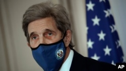 Utusan khusus AS untuk iklim John Kerry menghadiri konferensi pers pada Kamis, 11 Maret 2021 di Paris. (Foto: AP)