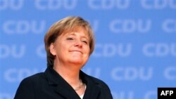 Angela Merkel valyutası avro olan 16 ölkənin borc böhranından çıxacağından əminliyini dilə gətirib