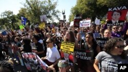 Manifestantes marchan hacia la Corte Suprema en contra del nominado Brett Kavanaugh, en Washington. Noviembre 4, 2018.