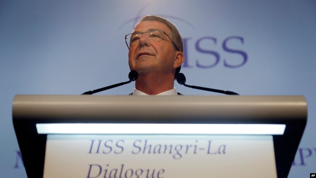 Menteri Pertahanan AS, Ash Carter, berpidato dalam KTT Keamanan Asia di Singapura (4/6). (AP/Wong Maye-E) 