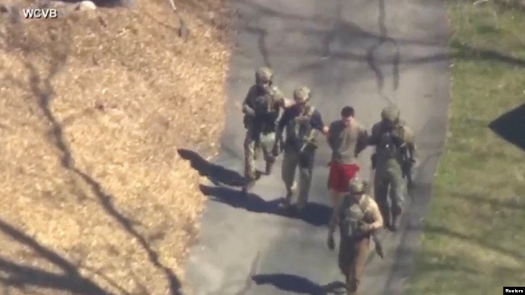 FBI agenti hapse pripadnika Vazduhoplovstva Nacionalne garde u Masačusetsu Džeka Teširu (Foto: WCVB-TV via ABC via REUTERS)