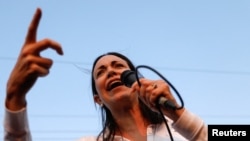 La líder de la oposición venezolana, María Corina Machado, se dirige a la audiencia durante un mitin antes de las primarias presidenciales en octubre, en Santa Bárbara, estado de Monagas, Venezuela, el 27 de marzo de 2023.