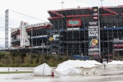 Las carpas dañadas de los vendedores se encuentran en un área inundada cerca de Bristol Motor Speedway mientas que las carreras de autos de la Serie de la Copa NASCAR se pospusieron debido a las inclemencias del tiempo, el 28 de marzo de 2021.