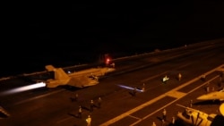 资料照片：美国海军水兵在“乔治·华盛顿”号航空母舰(CVN 73)上进行夜间飞行作业，该舰正在中东水域航行，支援在该地区的行动。(2026年8月29日)