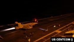 资料照片：美国海军水兵在“乔治·华盛顿”号航空母舰(CVN 73)上进行夜间飞行作业，该舰正在中东水域航行，支援在该地区的行动。(2026年8月29日)