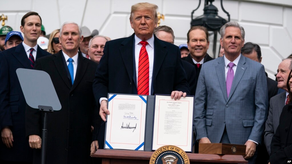 Tổng thống Donald Trump ký Thỏa thuận Mỹ-Mexico-Canada (USMCA) tại Tòa Bạch Ốc ngày 29/1/2020.