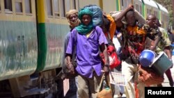 Vendeurs ambulants autour du train Dakar - Niamey le 6 mars 2005.