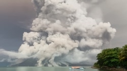 TOPSHOT - Erupsi gunung berapi Gunung Ruang terlihat dari pulau Tagulandang di Sitaro, Sulawesi Utara, 30 April 2024. (AFP)