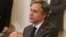 Le secrétaire d'État américain Antony Blinken s'adresse au ministre ukrainien des Affaires étrangères Dmytro Kuleba lors d'une réunion à Kiev, en Ukraine, le 6 mai 2021.