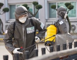 지난 3월 한국 대구에서 미군과 한국군 방역요원들이 신종 코로나바이러스 합동 방역 작업을 하고 있다.