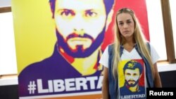 Lillian Tintori, esposa del encarcelado líder opositor, Leopoldo López, posa frente a un cartel con el rostro de su esposo en enero de 2017.