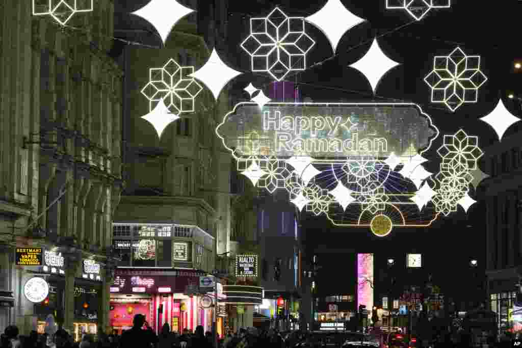 Pemandangan instalasi lampu-lampu untuk merayakan awal Ramadan 2024 tampak menghiasi kawasan Piccadilly Circus di London, Inggris. (AP)&nbsp;