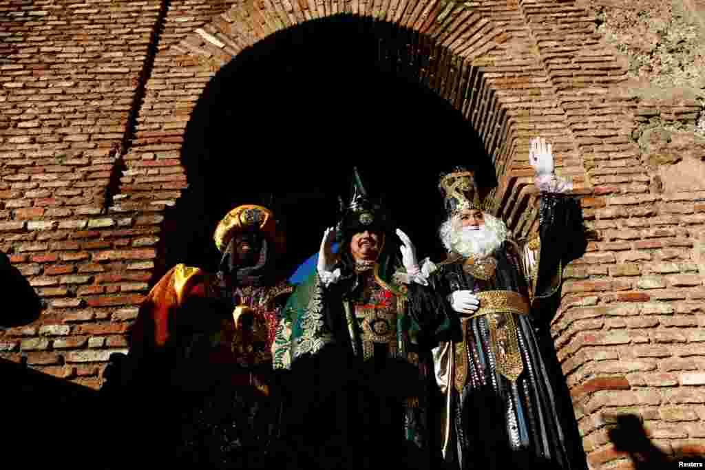 Varios hombres disfrazados de Melchor, Gaspar y Baltazar, los Tres Reyes Magos, en el desfile anual en la ciudad de Málaga, al sur de España, el cinco de enero del 2019.&nbsp;