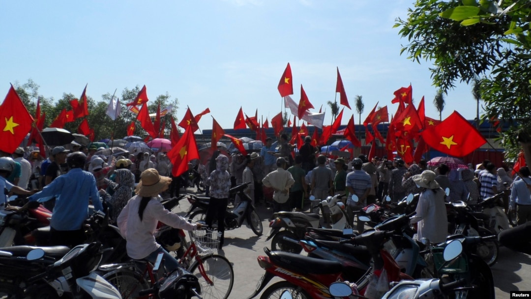 Công nhân biểu tình chống Trung Quốc tại 1 nhà máy sản xuất giày của Trung Quốc ở tỉnh Thái Bình, 14/5/2014.
