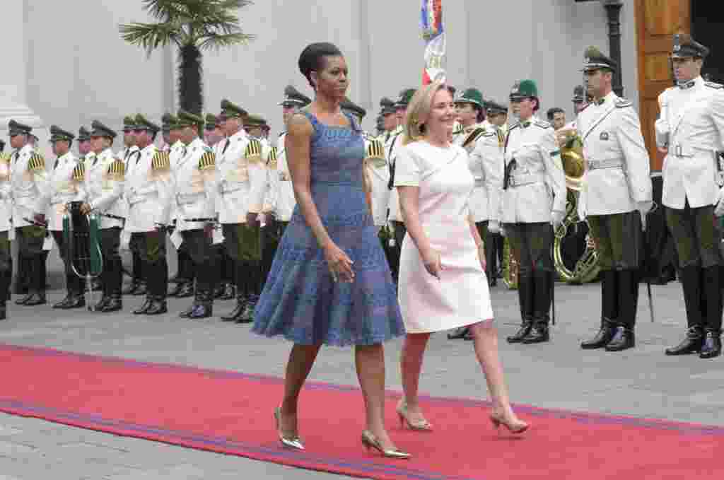 La primera dama de EE.UU, Michelle Obama y su contraparte de Chile, Cecilia Morel, en el desfile de llegada en el Palacio de la Moneda, en Santiago, Chile.