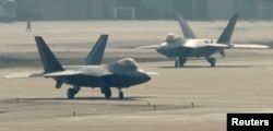 지난 2013년 4월 미-한 연합훈련에 참가한 미 공군 소속 F-22 스텔스 전투기가 오산 기지에서 이륙 준비 중이다.