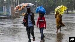 Hujan lebat dan angin kencang melanda Kolkata, India Sabtu (9/11), menjelang datangnya siklon Bulbul yang melanda kawasan pesisir Bangladesh dan India hari Minggu.