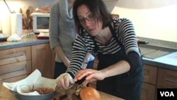 La estilista de alimentos, Lisa Cherkasky, prepara un sándwich salmón para una sesión fotográfica.