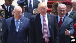 Donald Trump est entouré du président israélien Rueben Rivlin, à droite, et de son Premier ministre Benjamin Netanyahu à Tel Aviv, le 22 mai 2017.