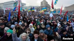 ພວກປະທ້ວງຕໍ່ຕ້ານລັດຖະບານ ຊຸມນຸມກັນ ທີ່ຈະຕຸລັດ ເອກກະລາດ ທີ່ກຸງ Kyiv, ວັນທີ 12 ມັງກອນ 2014.