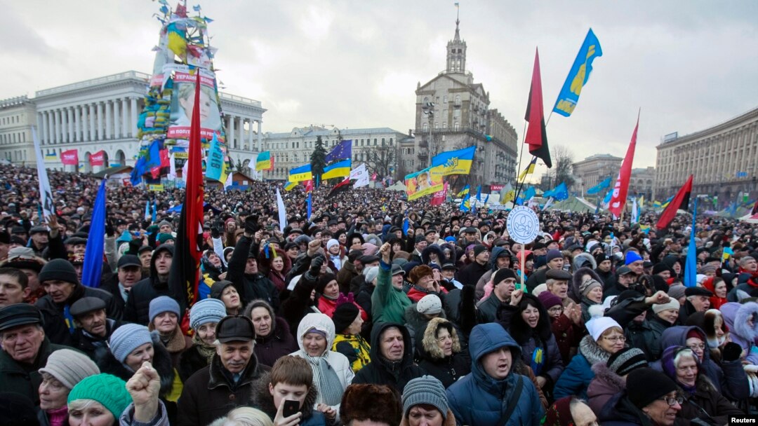 Ribuan aktivis Ukraina berkumpul di Lapangan Kemerdekaan di ibukota Kyiv hari Minggu (12/1). 