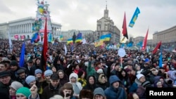 Ribuan aktivis Ukraina berkumpul di Lapangan Kemerdekaan di ibukota Kyiv hari Minggu (12/1). 