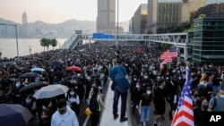 Ribuan demonstran pro demonstrasi memadati jalanan di Hong Kong, Minggu (1/12). 