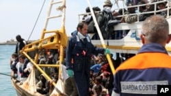 Tàu cở di dân tới cảng Lampedusa, Italia.