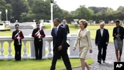 Shugaaban Amurka Barack Obama da mai dakinsa Michelle Obama suna tafiya tare da shugabar kasar Ireland Mary McAleese and mai gidanta Martin McAleese