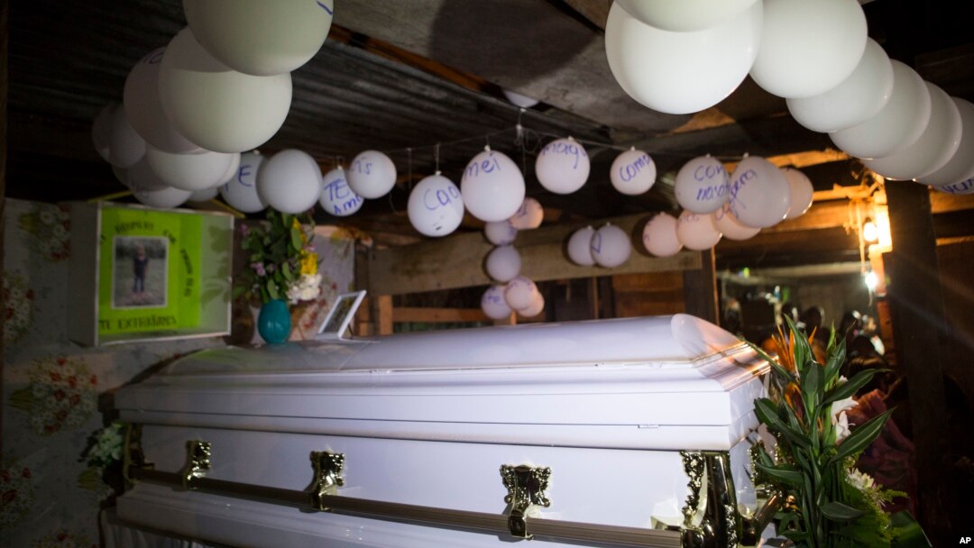 Balon-balon tergantung di atas peti mati jenazah seorang anak perempuan berusia 7 tahun, Jakelin Caal Maquin, di rumah kakeknya di San Antonio Secortez, Guatemala, Senin, 24 Desember 2018 (foto: AP Photo/Oliver de Ros)