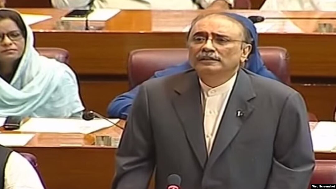 پروڈکشن آرڈرز پر رہائی کے بعد سابق صدر آصف علی زرداری قومی اسمبلی میں بجٹ پر تقریر کر رہے ہیں۔ 20 جون 2019
