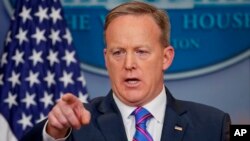 El portavoz de la Casa Blanca, Sean Spicer también habló sobre la agenda de Donald Trump y la firma de órdenes ejecutivas para liberar de regulaciones a los pequeños y medianos negocios.