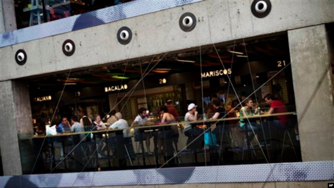 Warga duduk-duduk di bar di Madrid, Spanyol. Setelah mendapat pukulan terparah akibat krisis properti 2008, Spanyol mulai bangkit. (Foto: Dok)