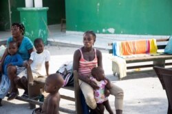 Personas permanecían en la calle después de un terremoto el sábado 14 de agosto, de magnitud 7,2 en Les Cayes, Haití.