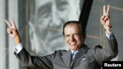 El expresidente Carlos Menem durante su última campaña por la presidencia de Argentina en 2003.