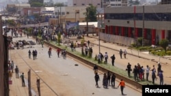 Des manifestants opposés au gouvernement barricadent une route à Bamenda, Cameroun, 8 décembre 2016.