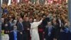 El papa Francisco saluda a los fieles al salir de la
Catedral de San Patricio en Nueva York, al inciar la segunda etapa de su visita a Estados Unidos.