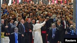 El papa Francisco saluda a los fieles al salir de la
Catedral de San Patricio en Nueva York, al inciar la segunda etapa de su visita a Estados Unidos.