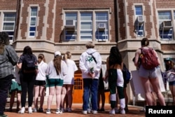 Studenti Univerziteta države Mchiganu, pred protestni marš zbog oružanog nasilja, dva mjeseca poslije pucnjave u East Lansingu u Michiganu, 12. aprila 2023. (Foto: Reuters/Dieu-Nalio Chery)