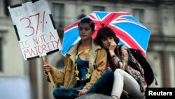 Demonstrators take part in a protest aimed at showing London's solidarity with the European Union following the recent EU referendum, inTrafalgar Square, central London, Britain, June 28, 2016. 