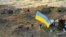 7-го липня 2022 року українські військові встановили державний прапор на острові Зміїний, який росіяни окупували у перший день повномасштабного вторгнення 24 лютого 2022 року. (Ukrainian Defence Ministry Press Office via AP)