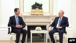 El presidente de Siria, Bashar Assad, a la izquierda, habla con el presidente de Rusia, Vladímir Putin, el 24 de julio de 2024, en una imagen distribuida por la agencia estatal rusa Sputnik. 