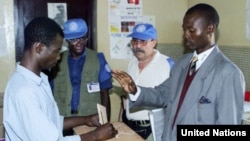 Man votes as UN observers look on in Bangui, Central African Republic