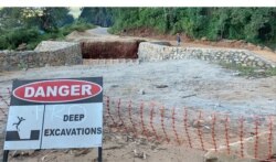 Reconstruction is under way at one of the bridges destroyed by Cyclone Idai, in Chimanimani district, Zimbabwe, March 14, 2020. (Columbus Mavhunga/VOA)