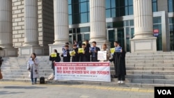 Siswa di Universitas Hankuk Studi Luar Negeri di Seoul mengadakan konferensi pers, mengecam kebijakan baru sekolah yang melarang poster di kampus, 21 November 2019 (Foto: VOA/Lee Juhyun)