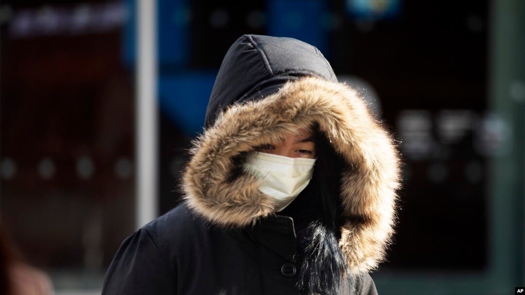Seorang perempuan mengenakan masker di New York, 30 Januari 2020. 